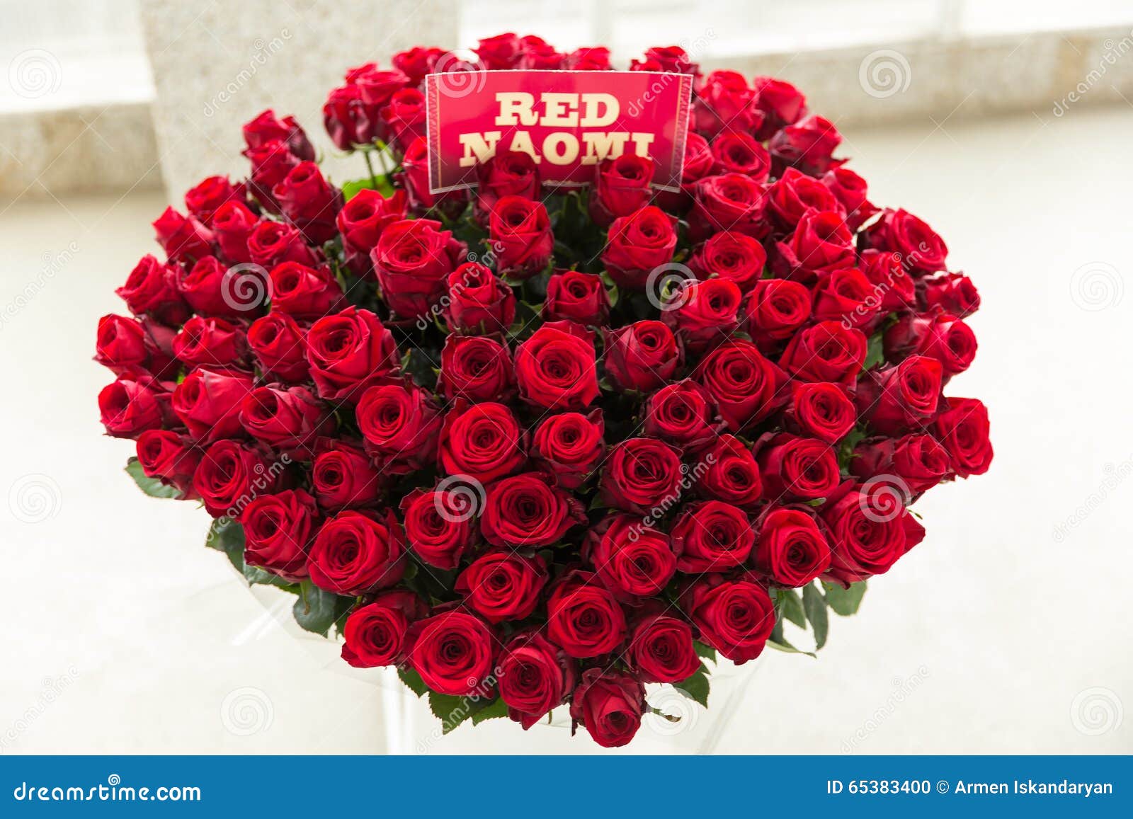 Bouquet Rose De Naomi Rouge Photo stock - Image du rouge, fond: 65383400