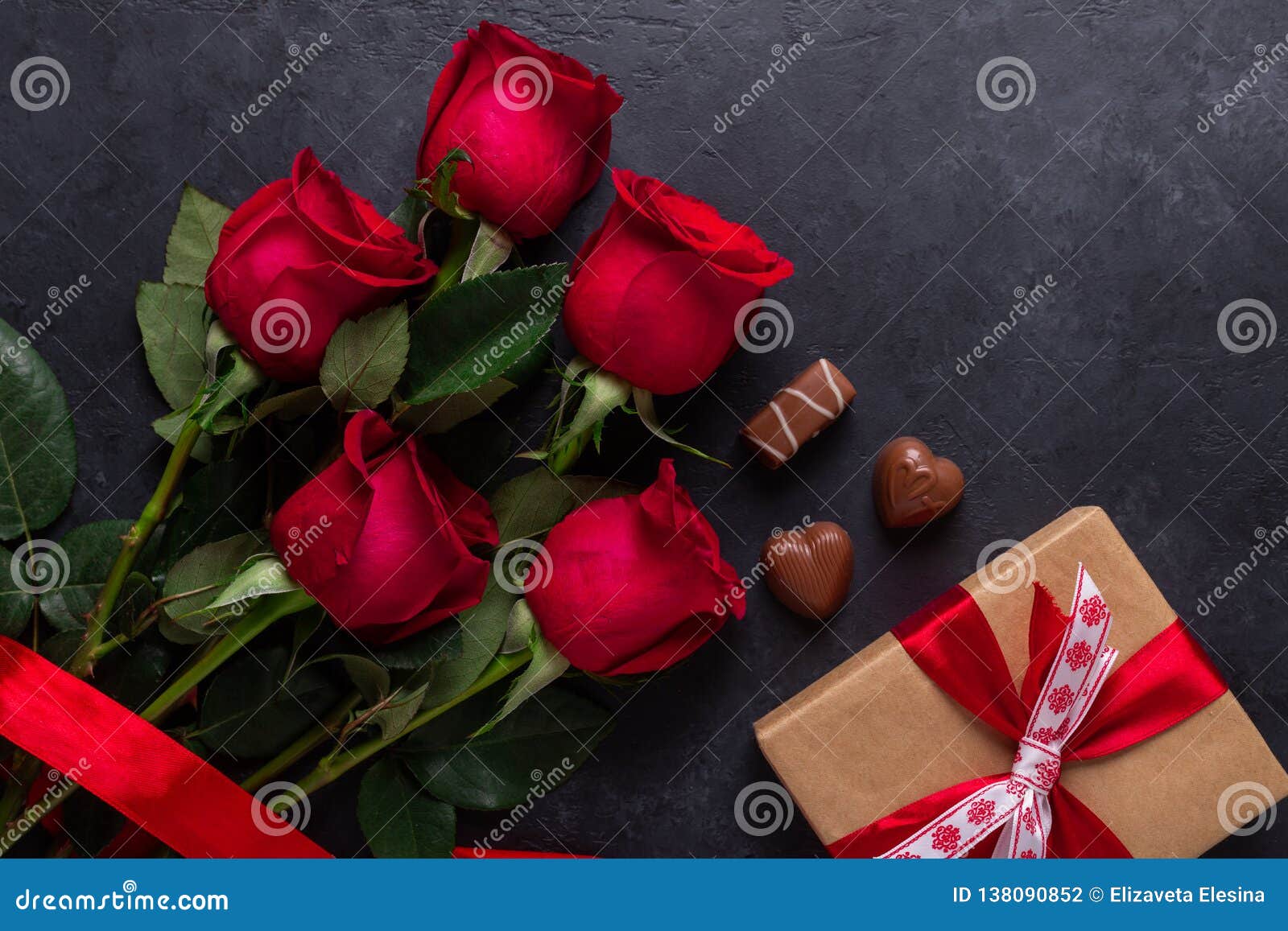 Bouquet Rose Rouge De Fleurs, Boîte-cadeau, Bonbons à Chocolat Sur La Carte  De Voeux En Pierre Noire De Saint-Valentin De Fond Photo stock - Image du  enveloppe, dater: 138090852