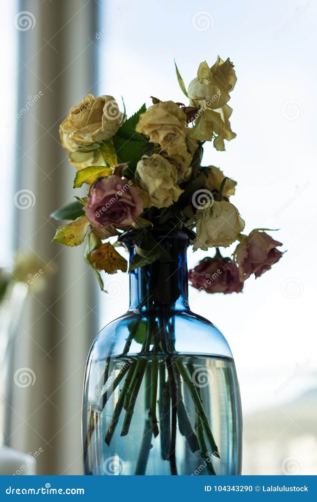 Почему вянут розы в вазе. Букет роз завядший в вазе. Букет увядающих роз в вазе. Букет завял. Завядшие розы в интерьере.