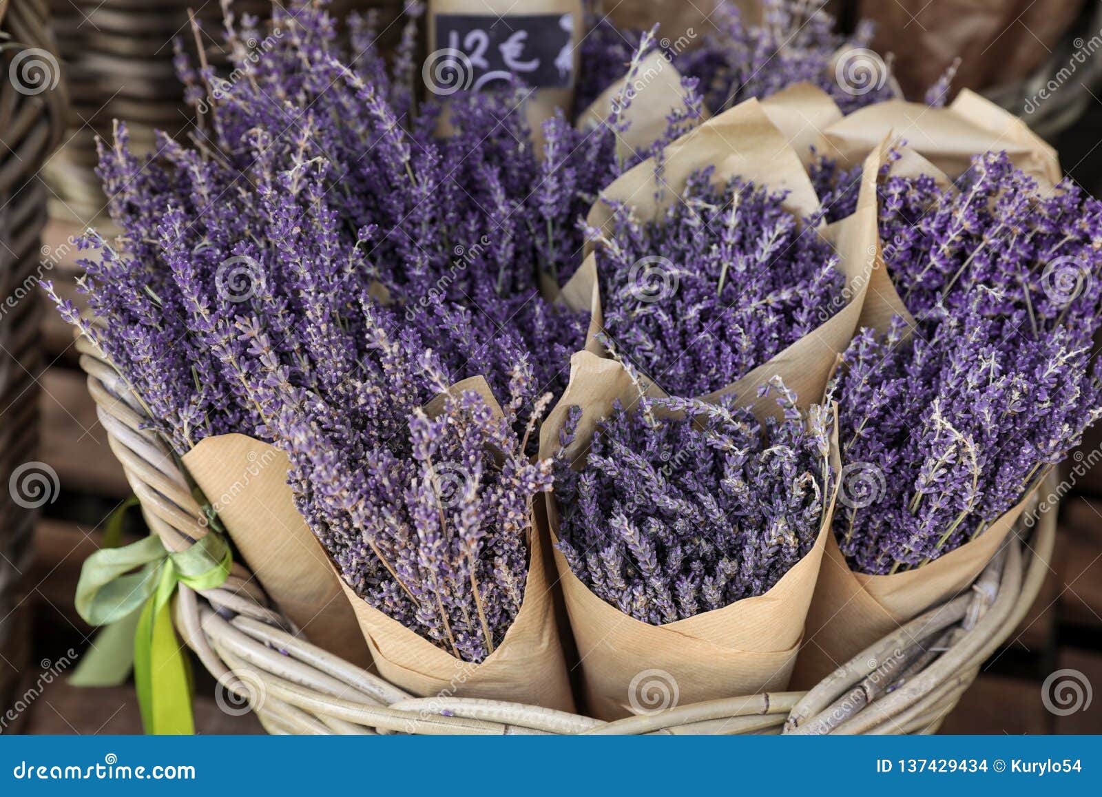 Bouquets De Lavande Sèche Dans La Barre De Fleurs Photo stock - Image du  flore, fermer: 137429434