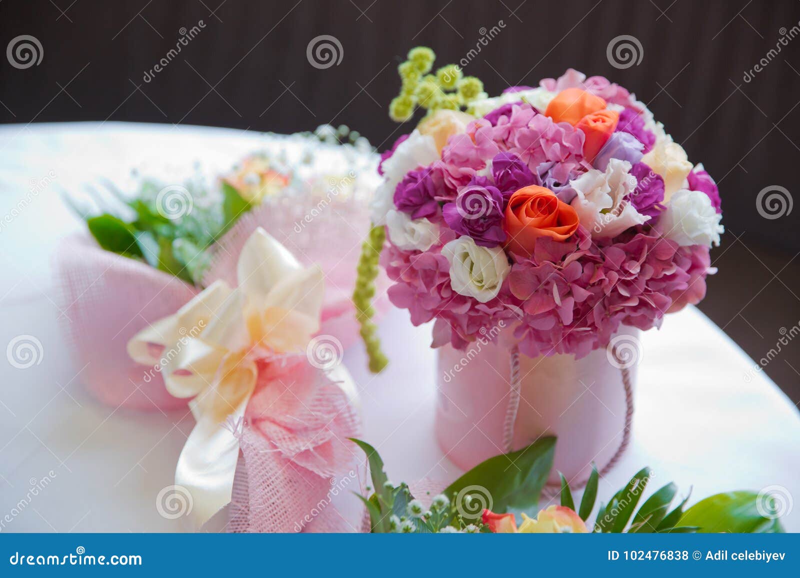 Bouquets Ronds Colores Et Roses De Fleur Pour L Anniversaire Du S D Enfants Unconscious Photo Stock Image Du Bouquets Unconscious