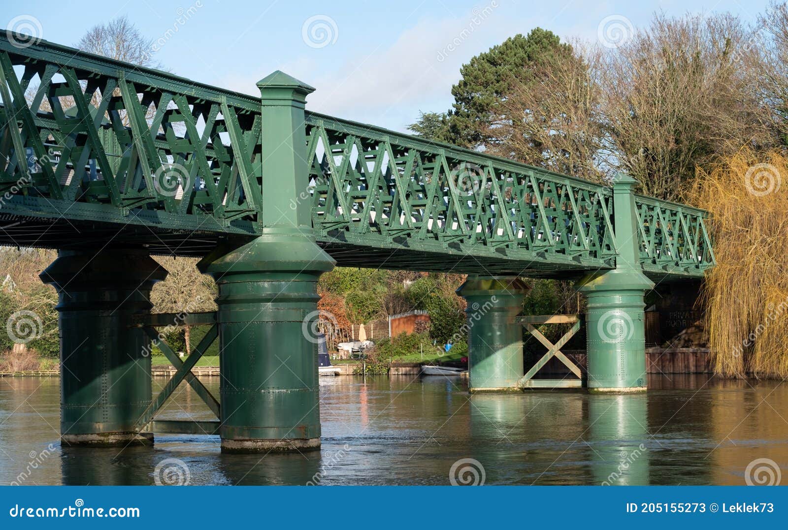 bourne end railway bridge across the river thames at cookham, berskhire uk