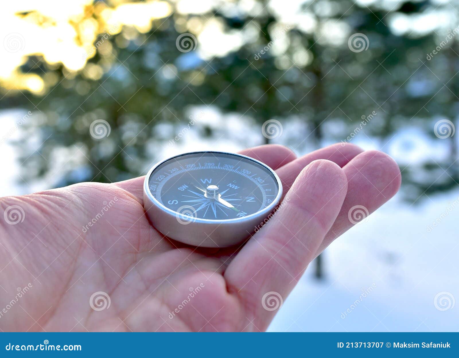 Boussole à La Main Sur Fond De Neige. Orientation Sur Le Terrain