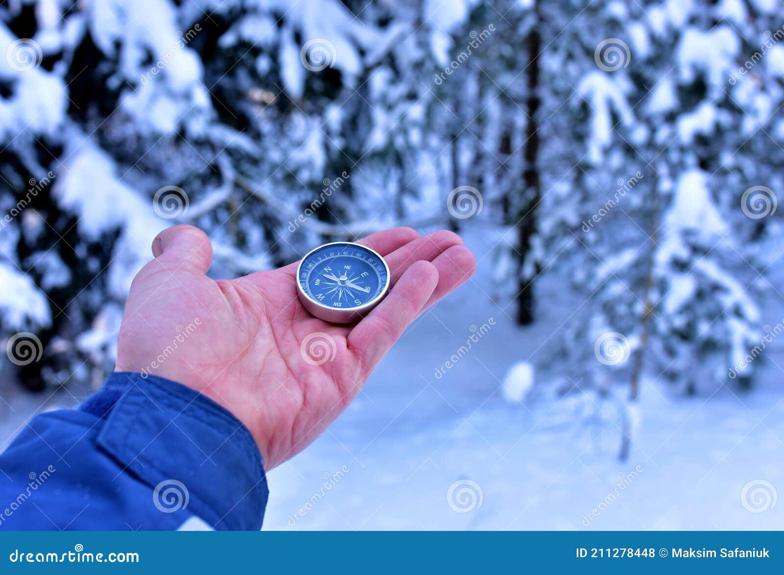 Boussole à La Main Sur Fond De Neige. Orientation Sur Le Terrain