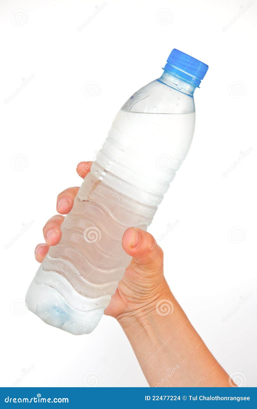 Бутылка воды в руке. Бутылка в руке. Сжатая бутылка в руке. Фото бутылки воды в руке.