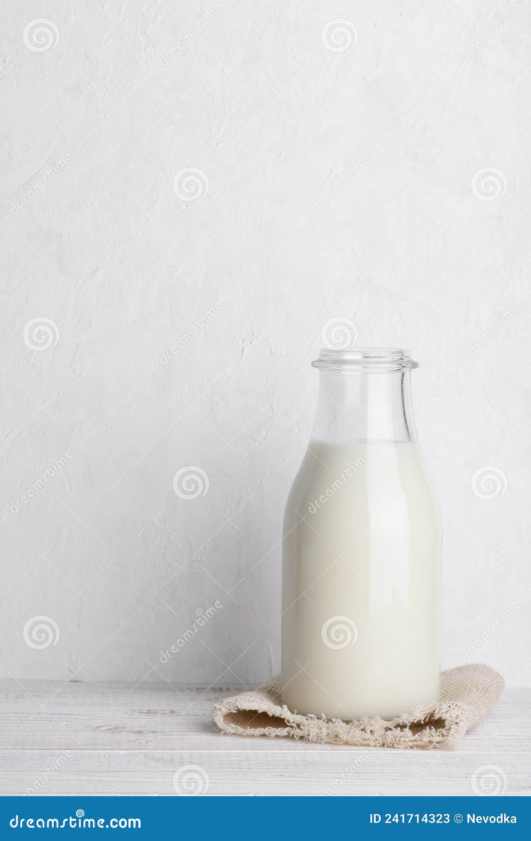 Bouteille De Lait Sur Un Sac Sur Fond De Table En Bois Blanc Image