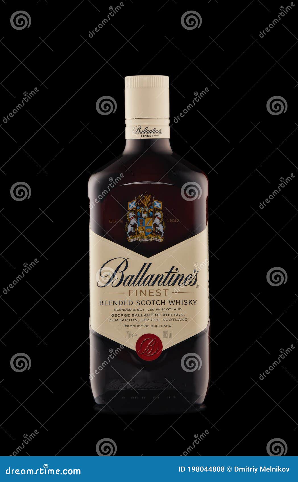 Bouteille De Scotch écossais Mélangé Le Plus Fin De Ballantine Sur Le Fond  Noir Photo stock éditorial - Image du spiritueux, écossais: 198044808
