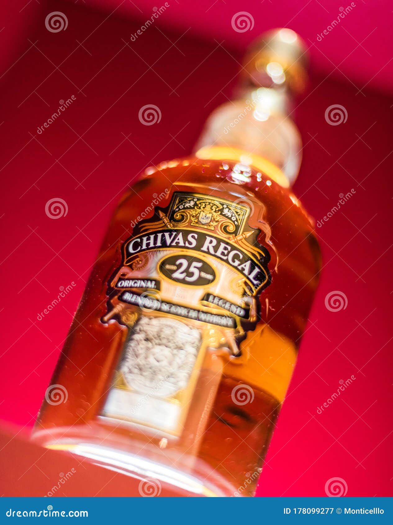 25 Bouteille De Whisky Chivas Regal Photographie éditorial - Image du  distillerie, mélangé: 178099277