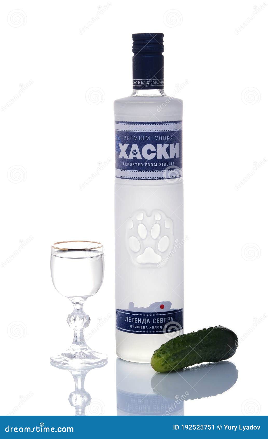 Bouteille Du Chien De Traîneaux De Vodka Russe Photo éditorial - Image du  vodka, russe: 192525751