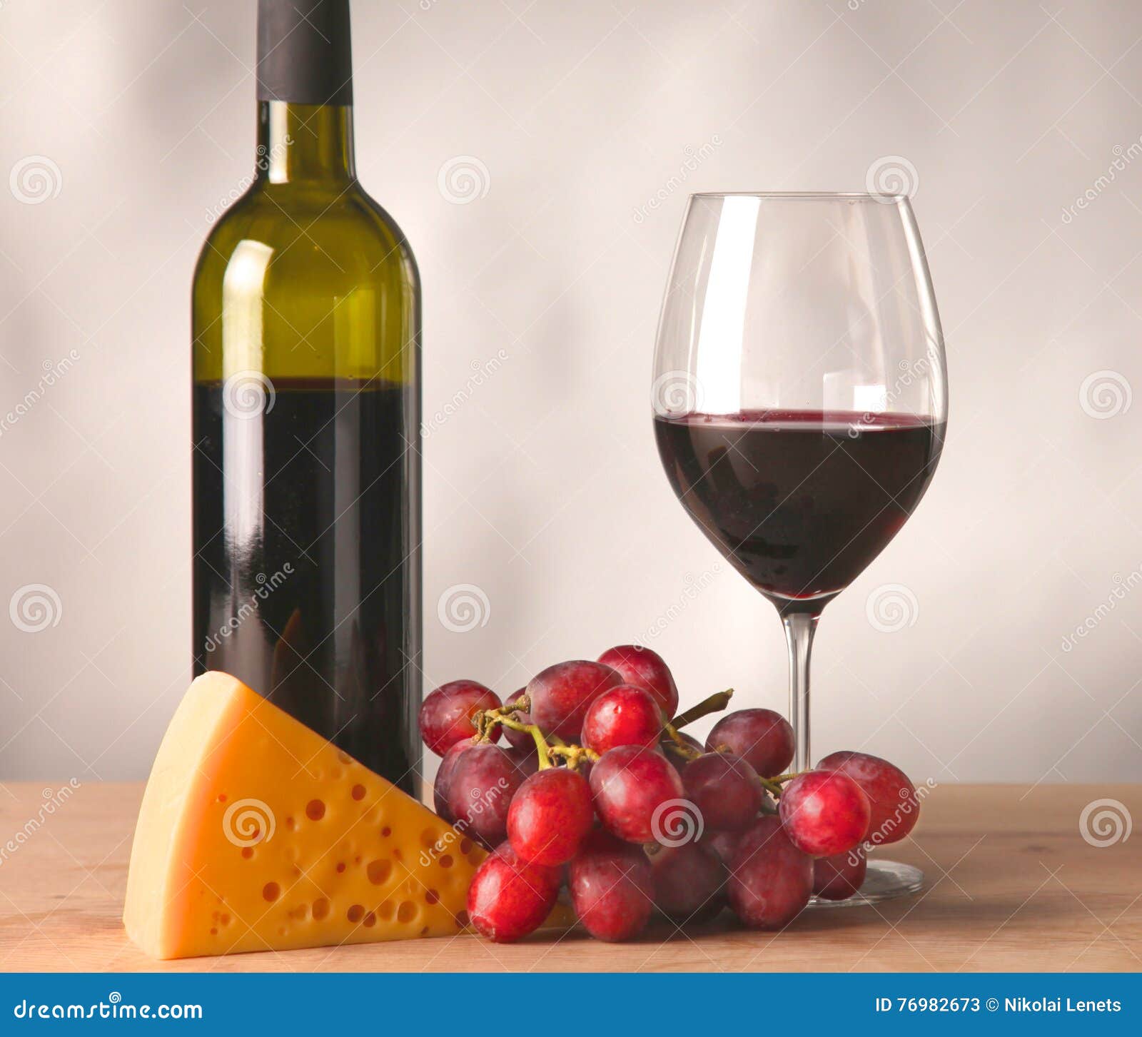Bouteille Et Verre De Vin Sur Une Table Image stock Image du