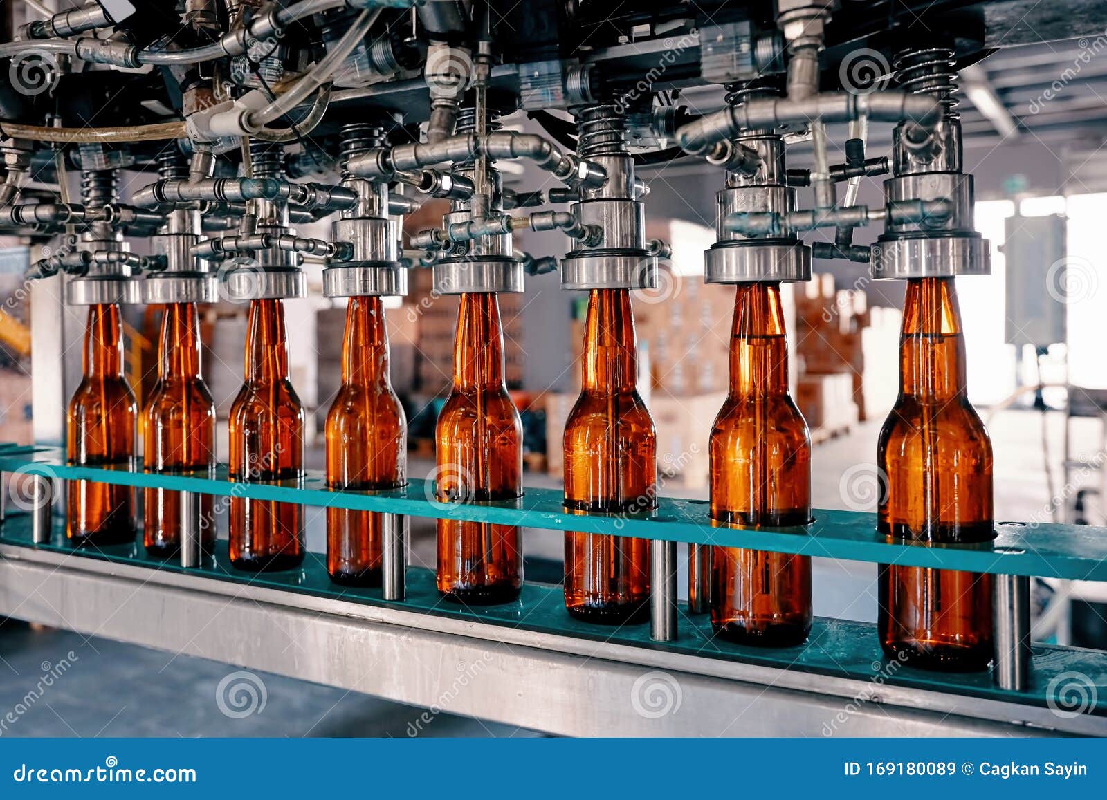 Bouteilles De Bière De Remplissage Sur La Bande Transporteuse Dans L'usine  De Brasserie Image stock - Image du matériel, brassage: 169180089