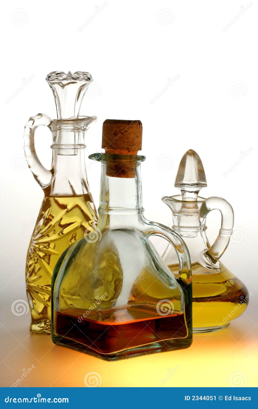 Bouteilles de vinaigrette image stock. Image du laitue 2344051