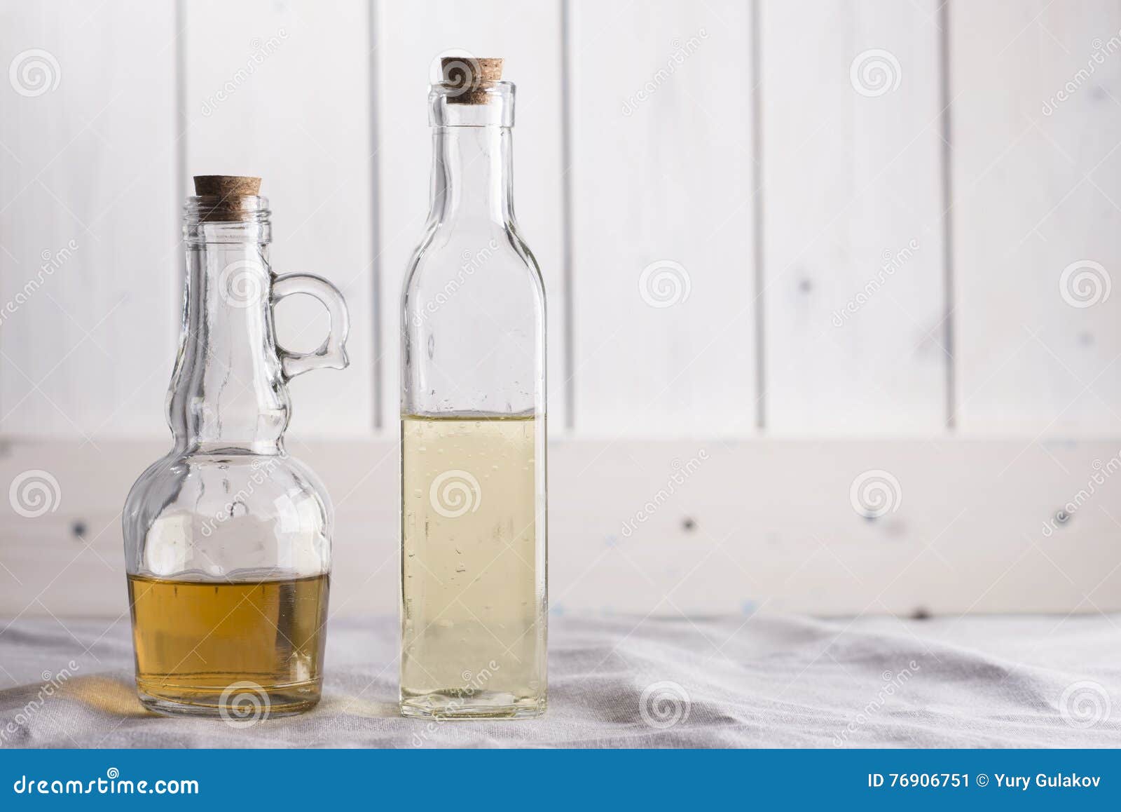 Bouteilles Transparentes Avec La Vinaigrette Image stock Image du