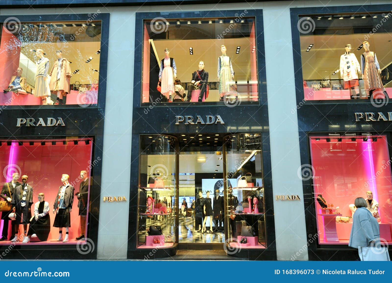 Boutique De Mode De Prada à Londres Photo stock éditorial - Image du  accessoires, bijou: 168396073