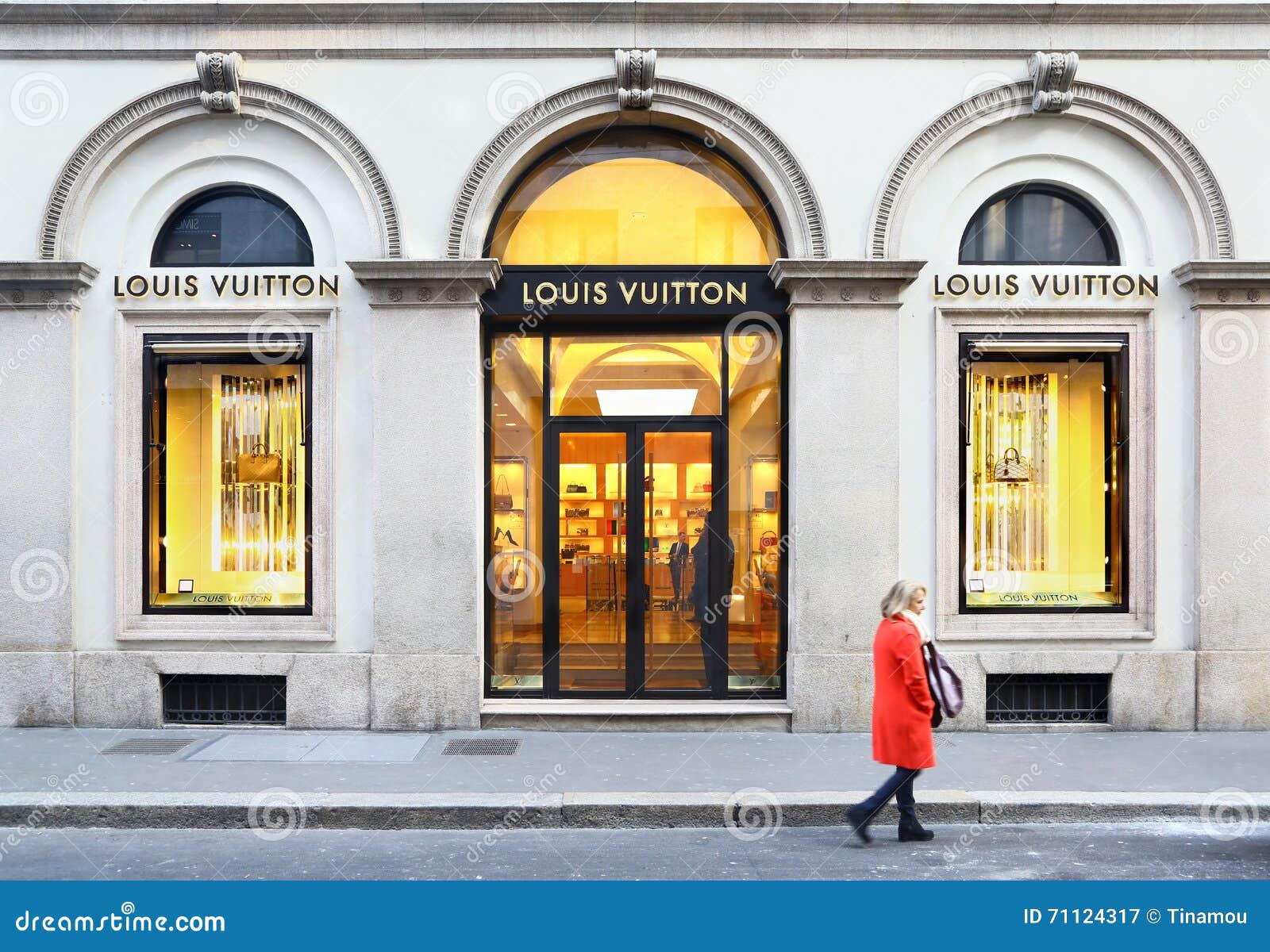 Boutique Di Louis Vuitton Dentro Via Monte Napoleone, Milano Fotografia Editoriale - Immagine di ...