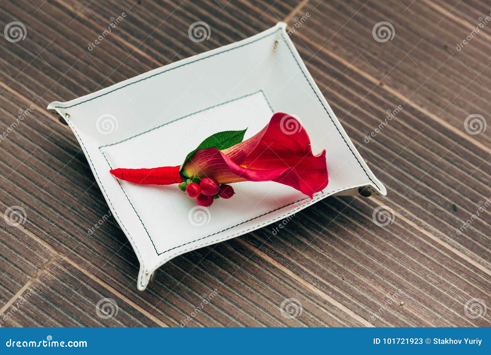 Boutonniere De Mariage De Calla Rouge Sur Le Piédestal Blanc Plan Rapproché  Dessin-modèle Image stock - Image du texture, boutonnière: 101721923