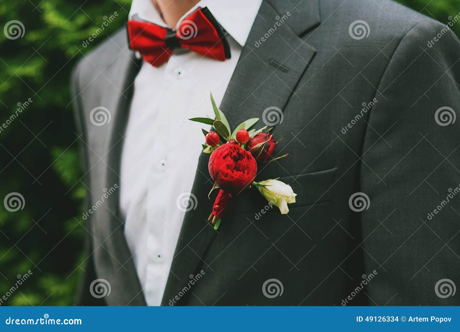 Boutonniere rouge de marié photo stock. Image du masculin - 49126334