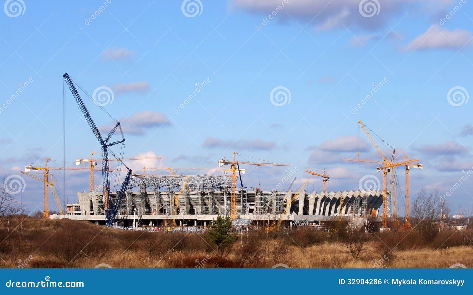 Bouw van het stadion in Lviv, de Oekraïne voor het Europese Voetbalkampioenschap