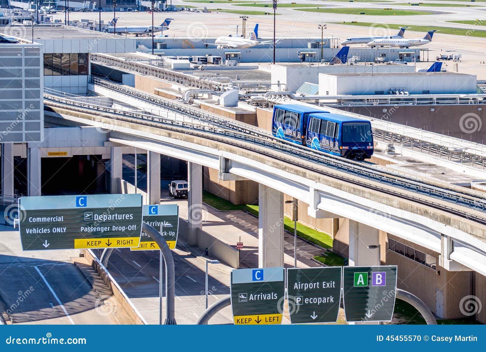 Boven de verbindende tram van de grondterminal bij IAH-luchthaven. IAH, Houston Intercontinental Airport, Houston, TX, de V.S. - boven de verbindende tram van de grondterminal bij IAH