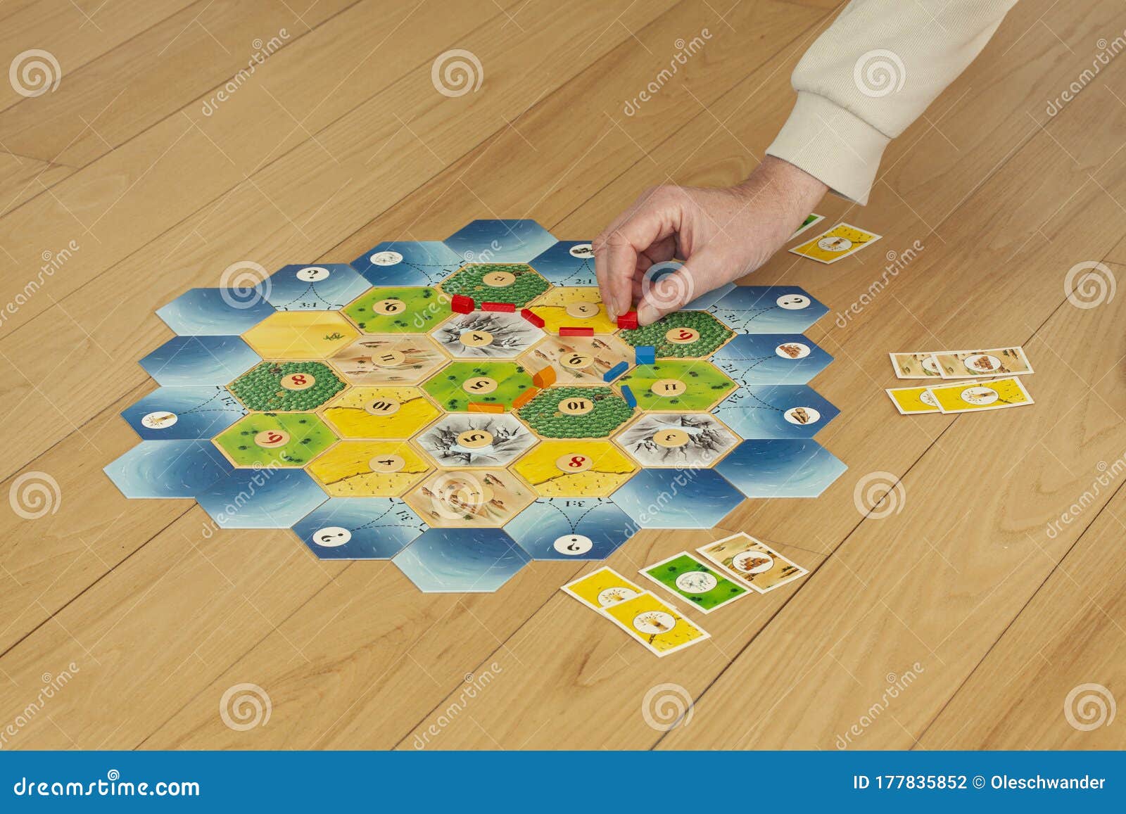 Bakkerij Bezet Pak om te zetten Bovenaanzicht Van De Kolonisten Een Populair Strategisch Bordspel Van Catan  Op Een Houten Tafel. Een Hand Houdt Een Rood Huis Vast Redactionele  Fotografie - Image of familie, groen: 177835852