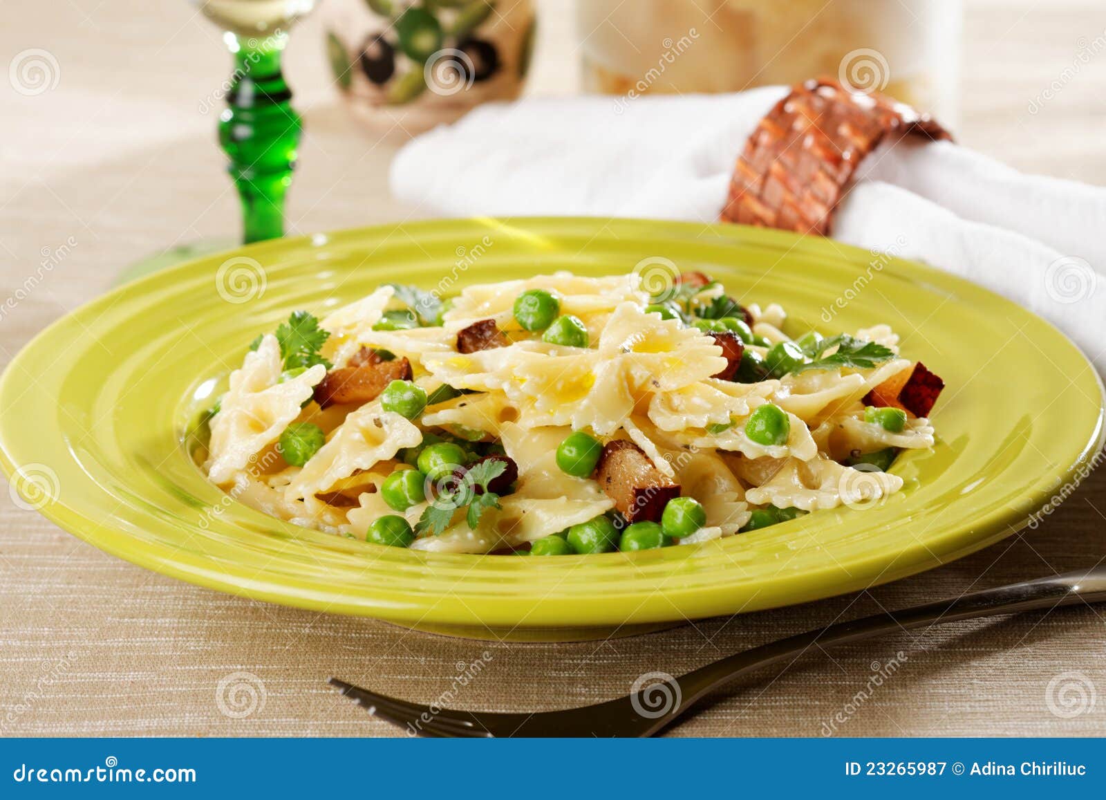 Bow tie pasta with peas stock image. Image of nutrition 23265987