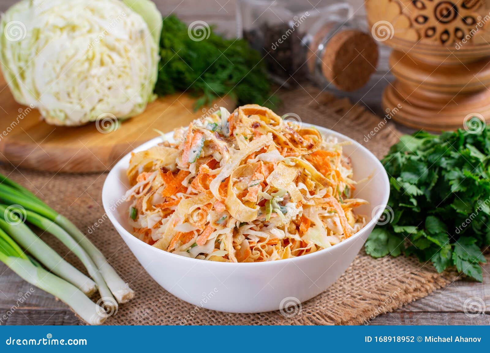 Рецепт капусты свежей с яйцом. Капустный салат. Салат из белокочанной капусты. Салат с капустой и морковкой. Салат из белокочанной капусты с морковью.