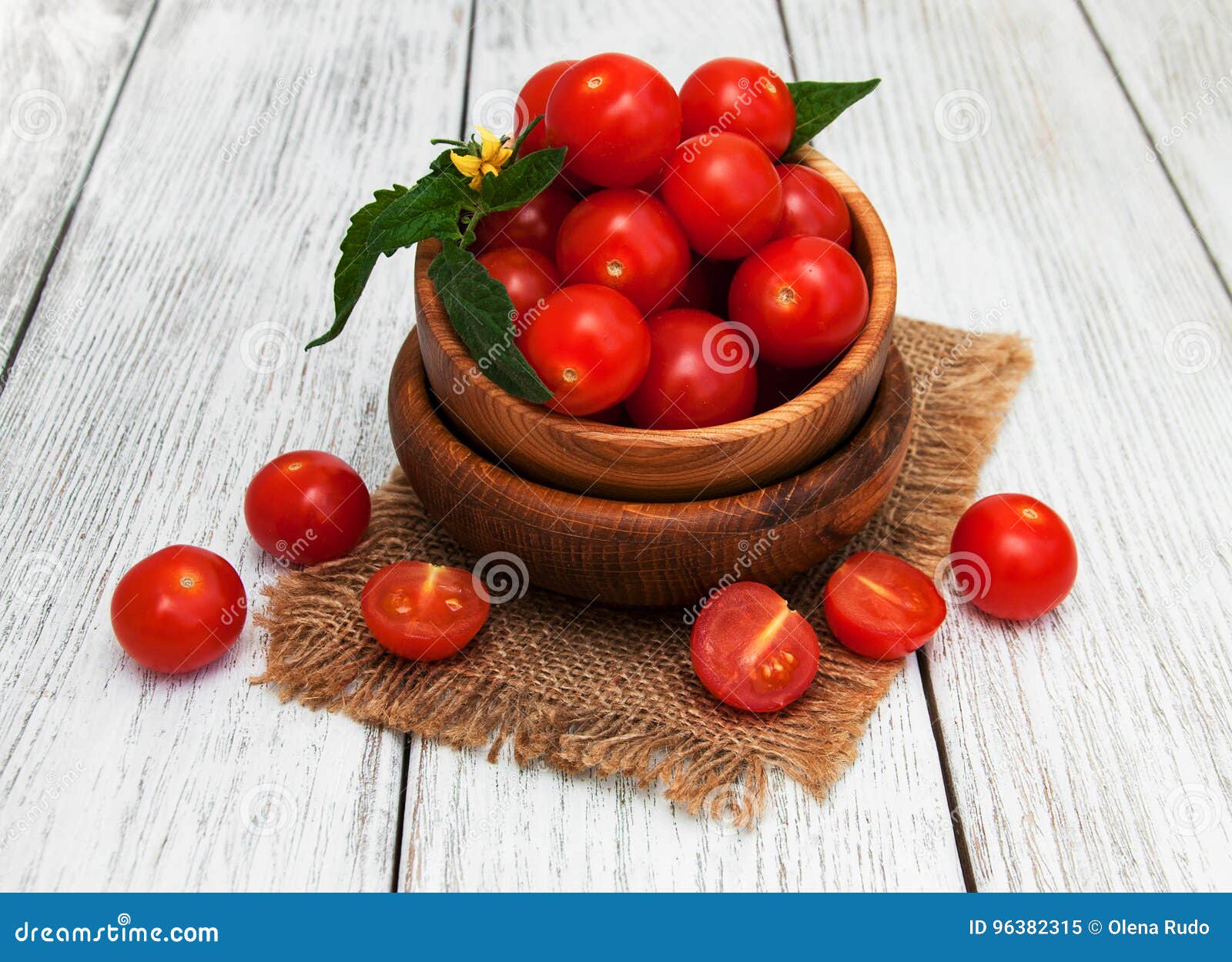 Bowl with fresh tomatoes stock image. Image of macro 96382315