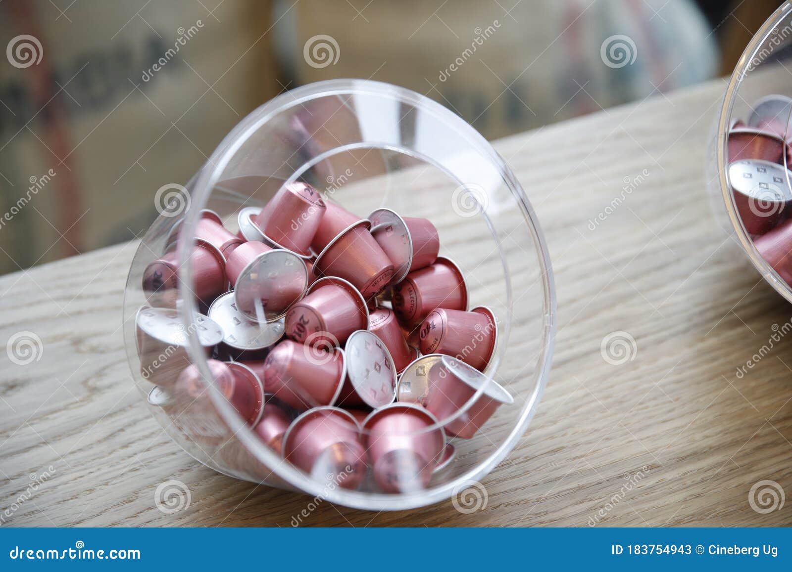 jeg læser en bog Svin Vågn op Bowl Full of Coffee Capsules in Nespresso Shop Stock Image - Image of  morning, break: 183754943