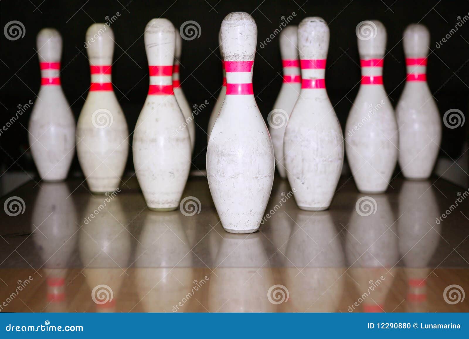bowling bolus row reflexion on wooden floor