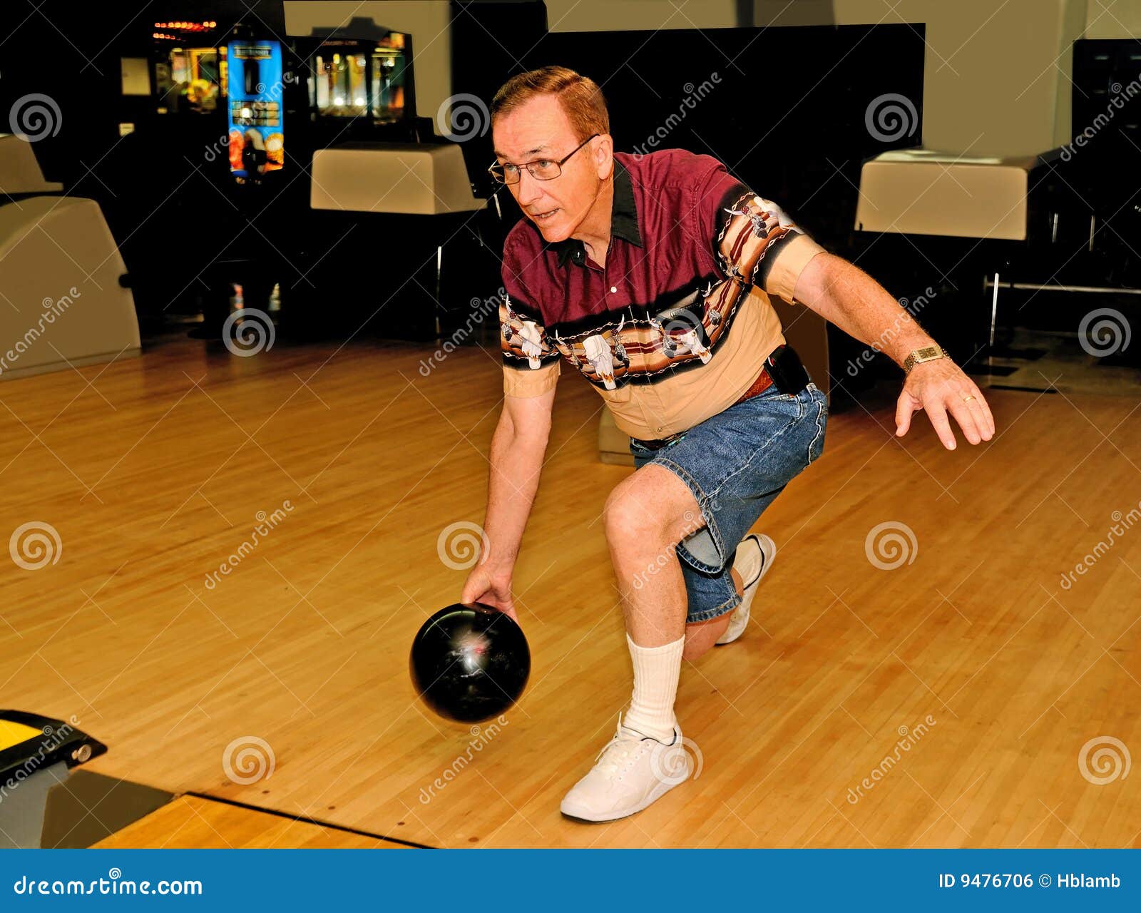 Bowling d'homme. Vue de face d'un homme relâchant la bille à la ligne encrassée.