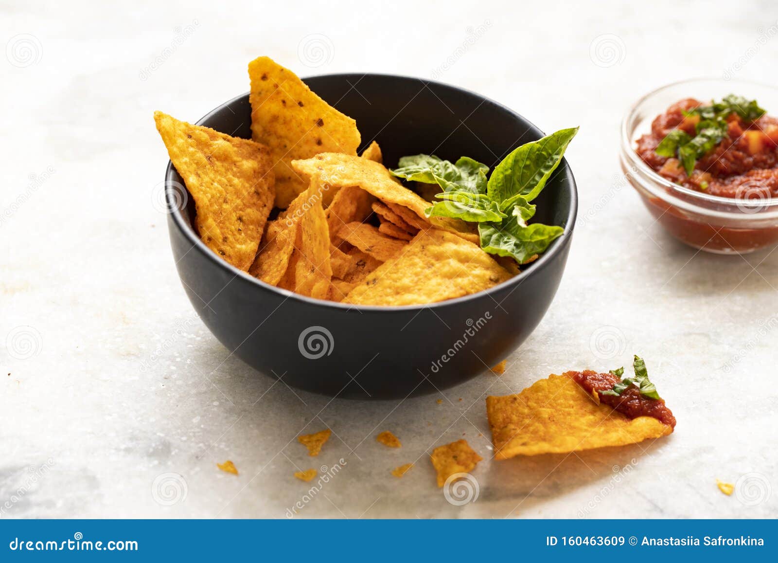 Bowlof Corn Chips Nachos Con Guacamole Sul Tavolo Da Cucina Di Marmo Snack Di Patatine Nachos Cibo Messicano Tradizionale Chiuso Immagine Stock Immagine Di Nutrizione Croccante