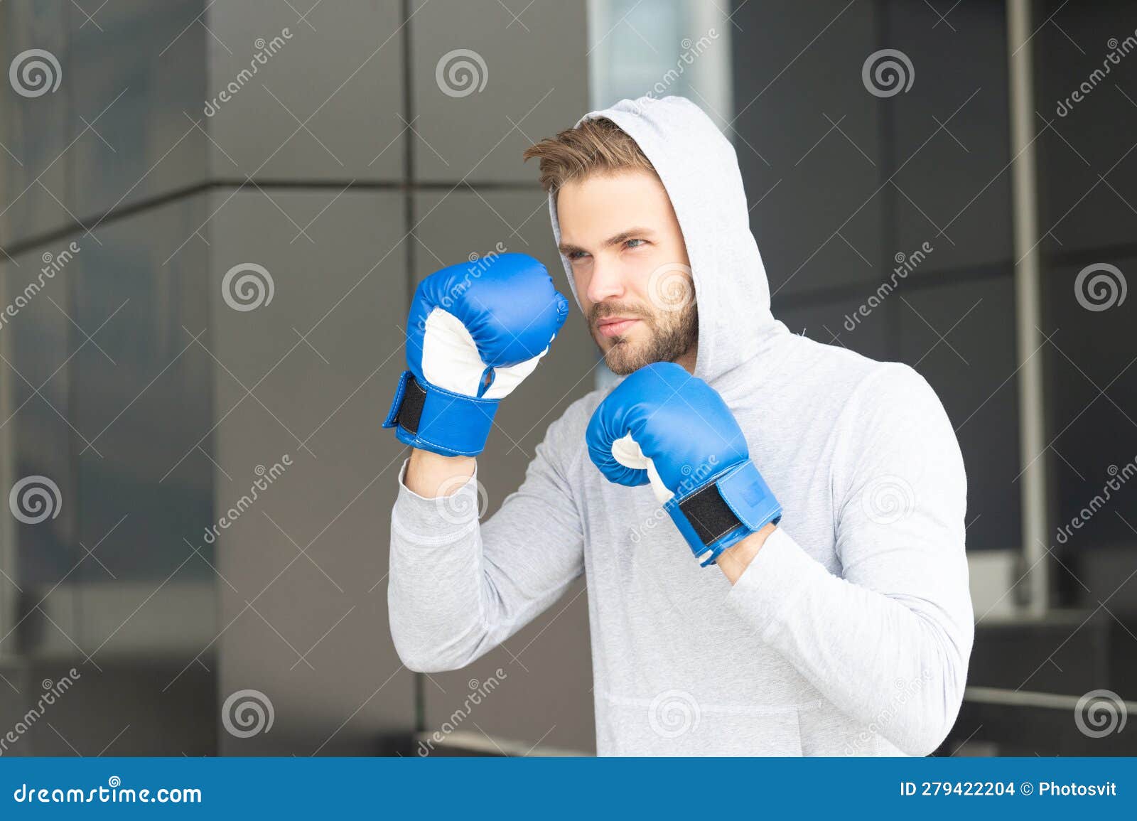 Boxe Homme. Boxe Homme En Capuche Et Gants. Boxe Homme Extérieur. Photo De  L'homme Boxe Et Punching Photo stock - Image du sportswear, concurrentiel:  279422204