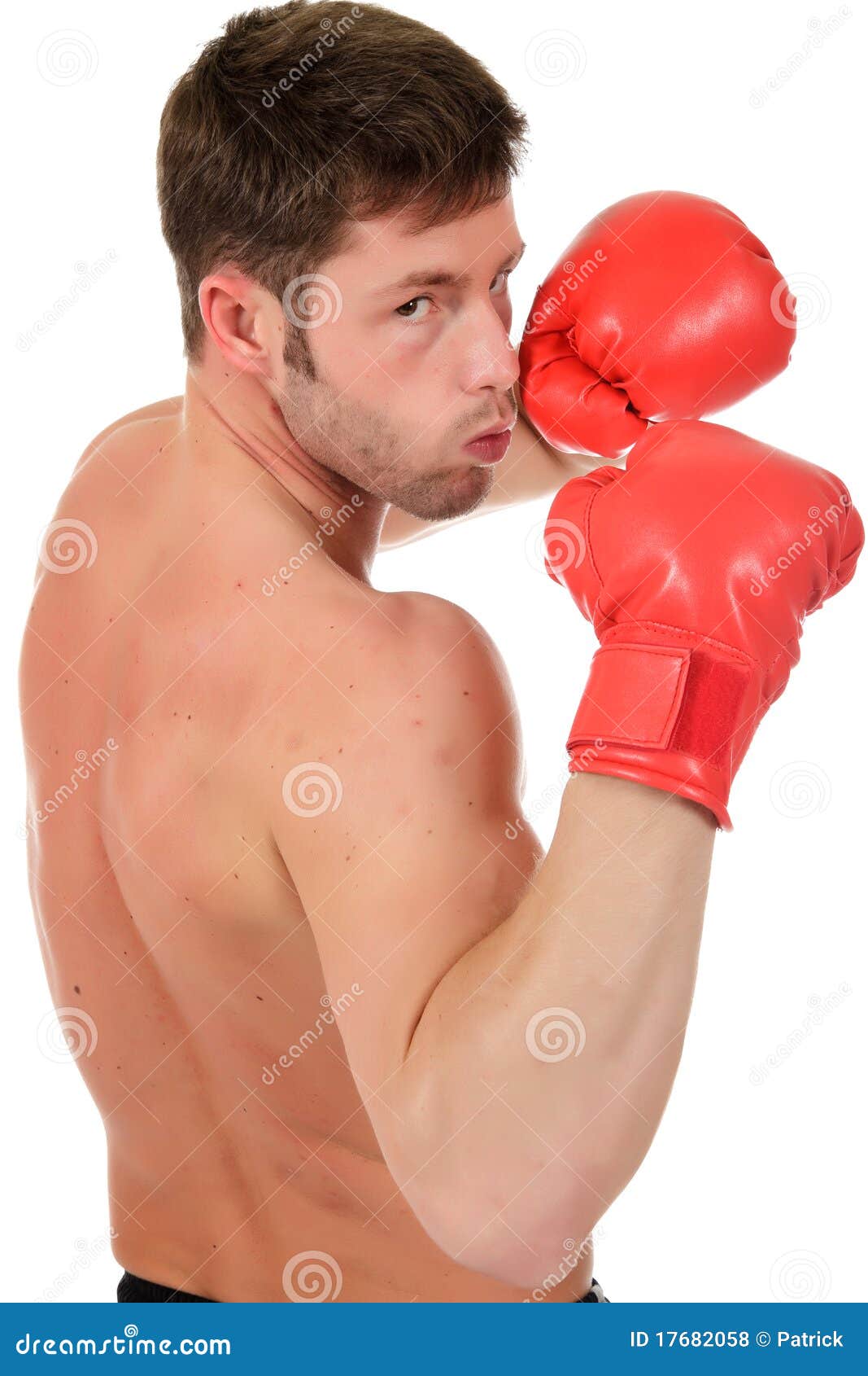 Boxeador caucásico joven del hombre con los guantes de boxeo rojos y una expresión resistente en cara. Tiro del estudio. Fondo blanco