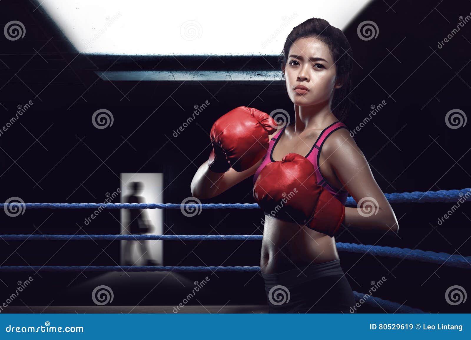 Boxeador De Sexo Femenino Asiático Atractivo En Arena De Boxeo Imagen de archivo