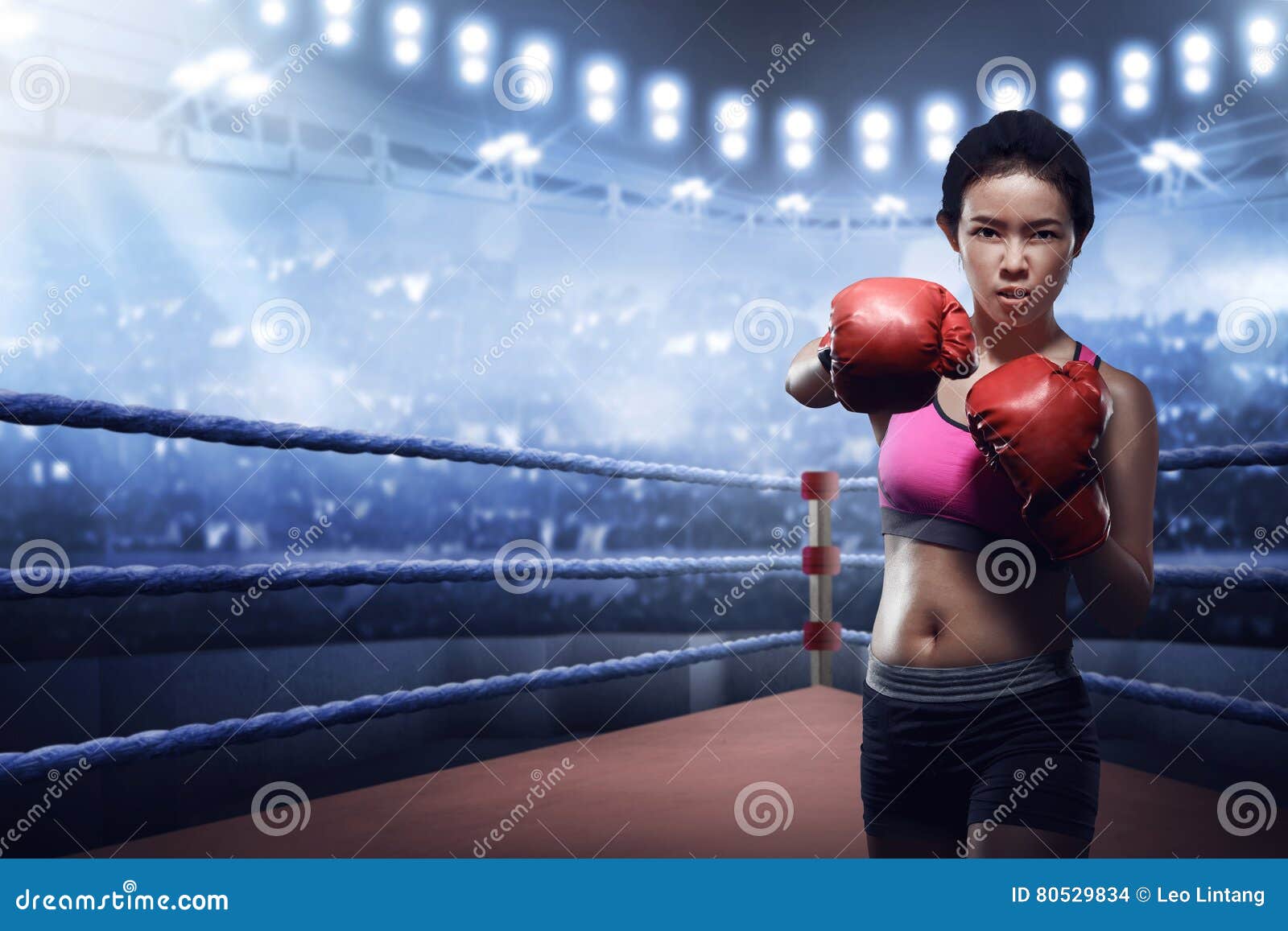 Boxeador De Sexo Femenino Asiático Atractivo En Arena De Boxeo Foto de archivo