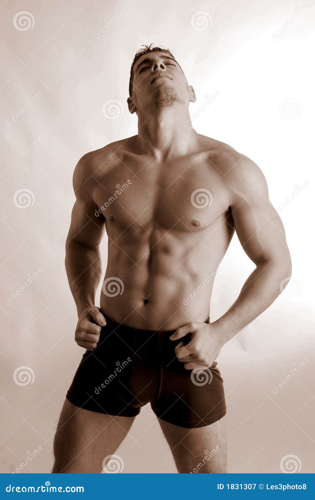 Boxeador de sexo masculino en troncos negros. Varón en troncos negros con grandes ABS y una perilla