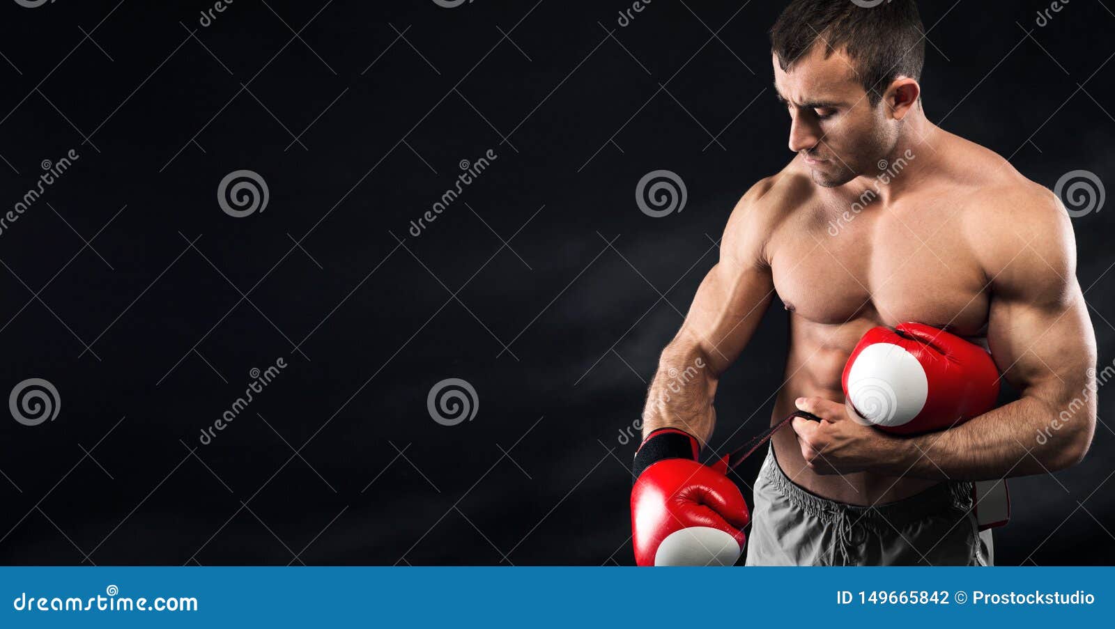 Boxeador Que Se Prepara Para La Lucha, Llevando Sus Guantes Rojos Para El Boxeo Foto de archivo Foto imagen