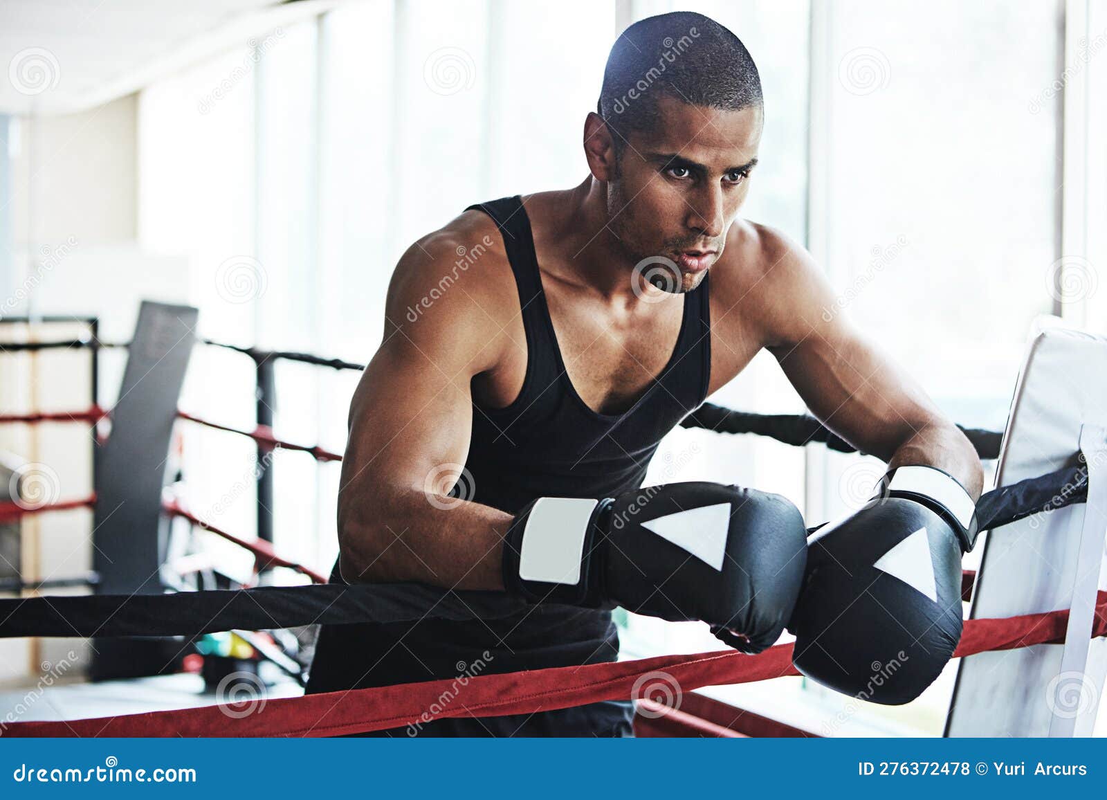 Entrenando duro. Atlético muscular tatuado hombre en ropa deportiva  formación sobre boxeo paws con pareja enfrente de cuadrilátero de boxeo  Fotografía de stock - Alamy