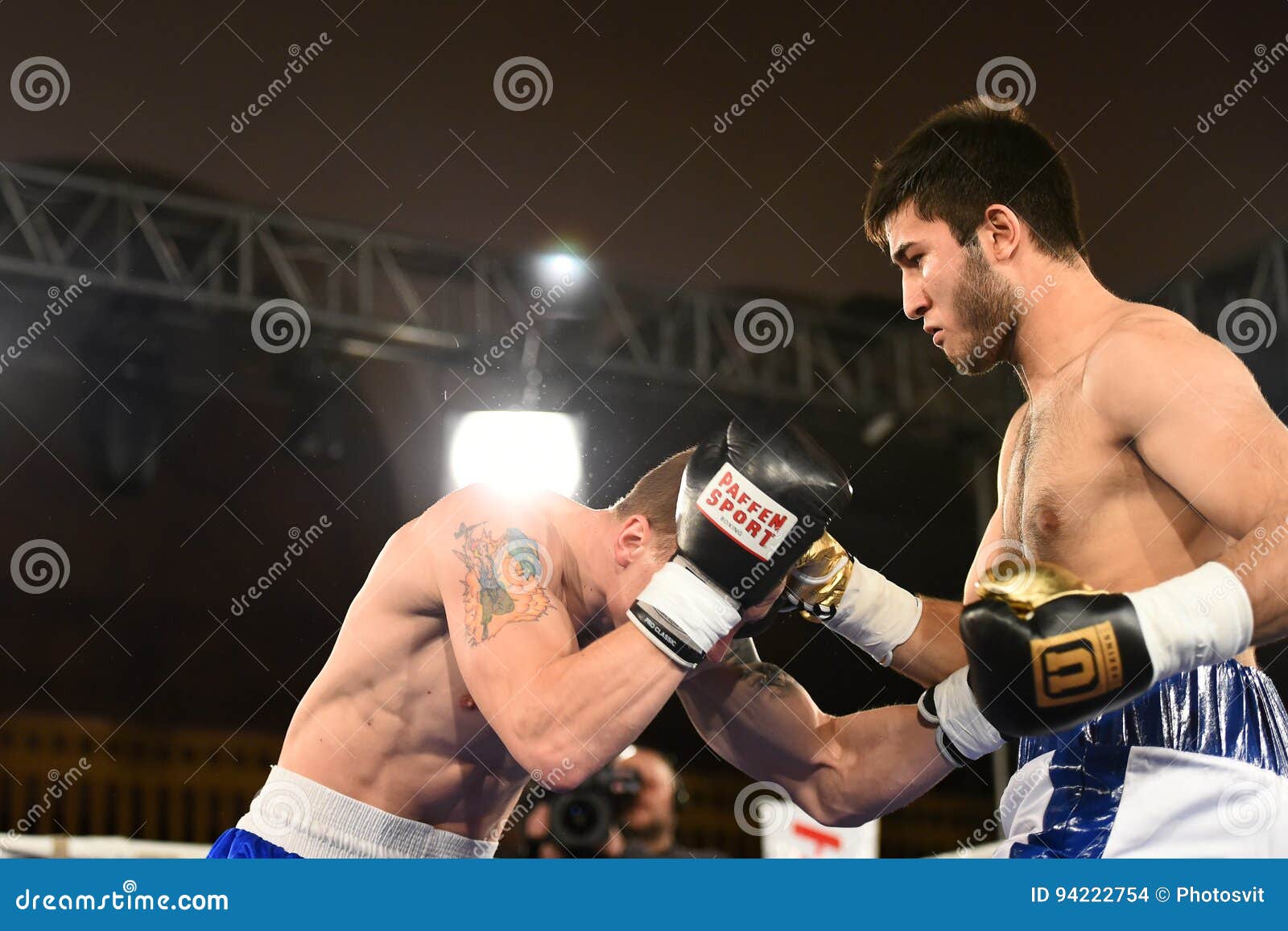 Boxers in the Ring during Fight for Ranking Points Editoria
