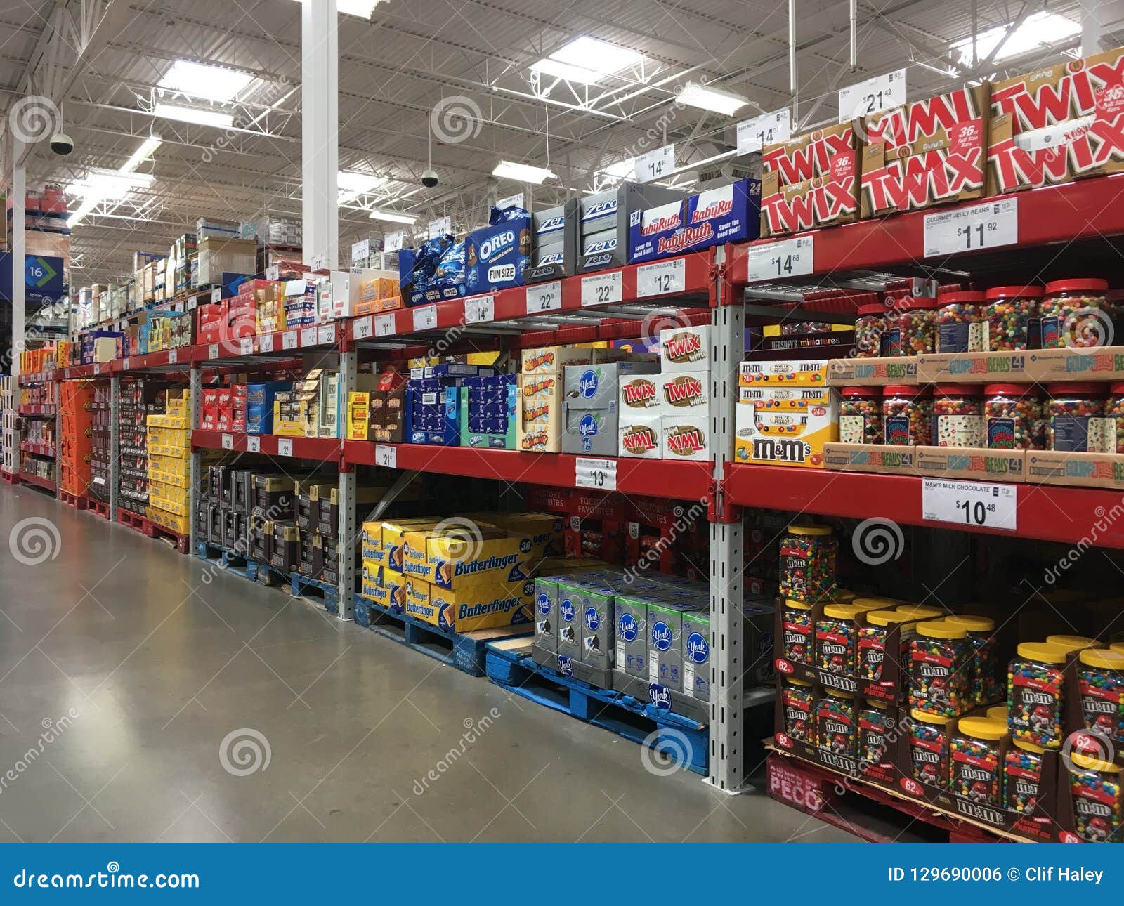 Candy for Sale in Sam`s Club Store Editorial Photo - Image of shelves, sams:  129690006