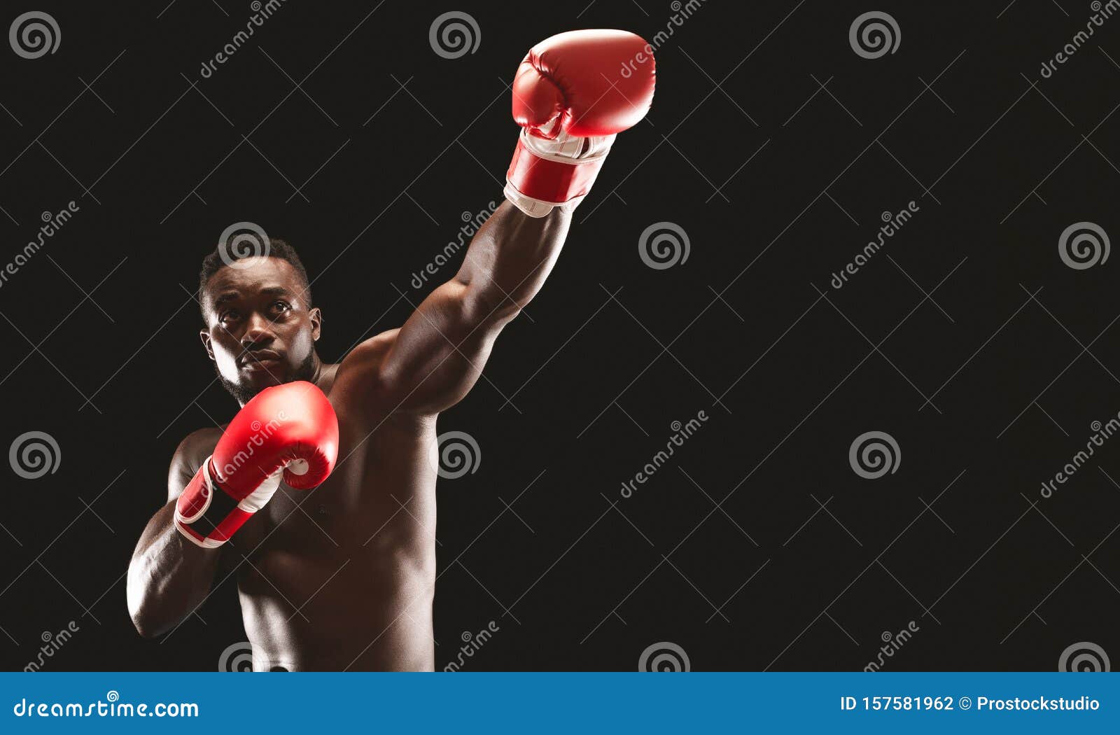 Un Boxeur Dans Une Tenue De Boxe Noire Et Blanche.