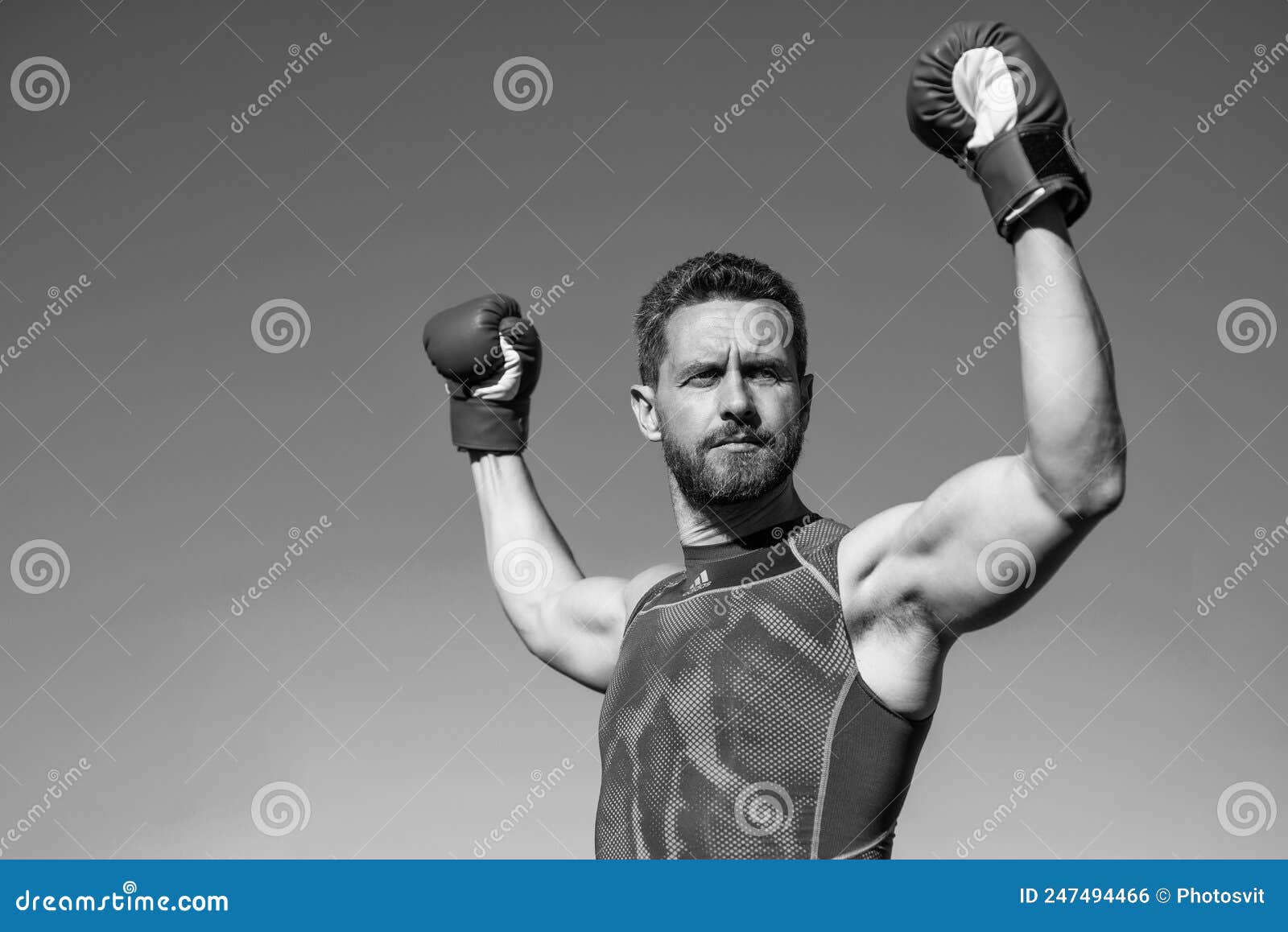 Boxeur Homme Sur Le Stade. Salle De Fitness Extérieur. Entraînement  Musculaire Athlétique De Type En Gants De Boxe. Succès Sportif Photo stock  - Image du fond, biceps: 247494466