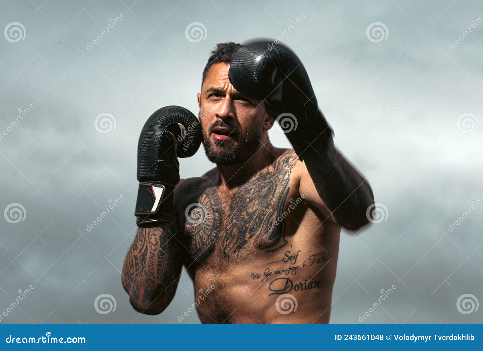 Boxeur Pratiquant Des Punches En Boxe. Boxer Punching Dans Les Gants De Boxe.  Homme Sportif Pendant L'exercice De Boxe. Force Et Photo stock - Image du  extérieur, puissant: 243661048