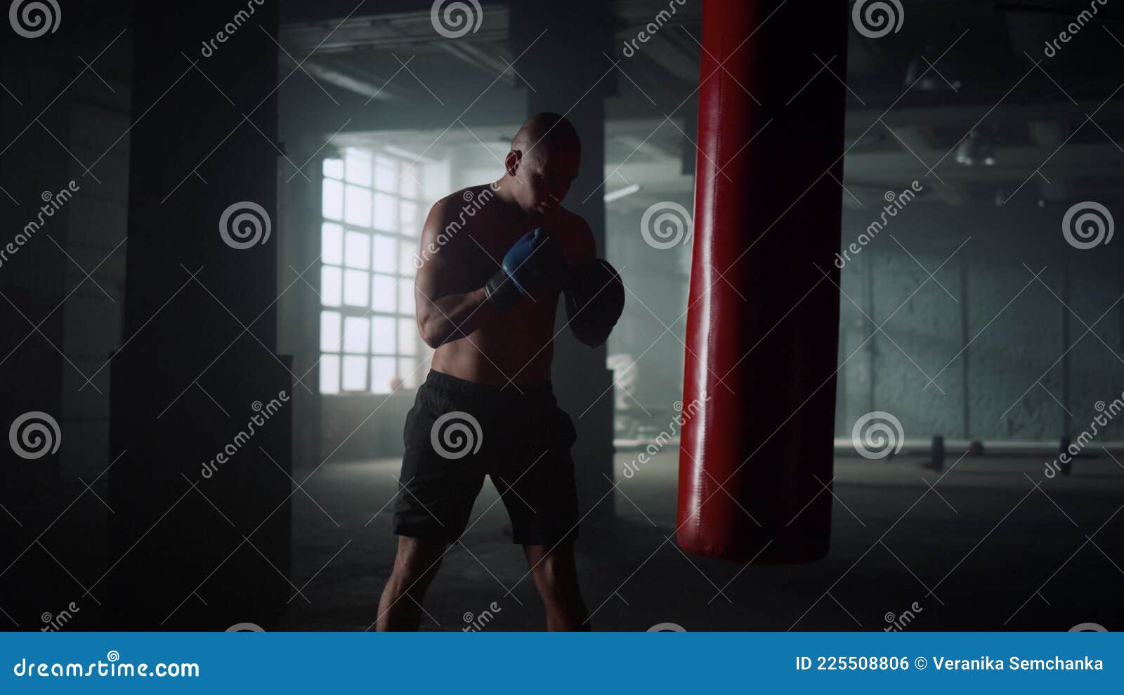 Boxeur Pratique Des Coups De Pied Sur Punching Bag Dans La Salle De Gym. Sac  De Sport Boxeur De Type Dans Gants Photo stock - Image du type, beau:  225508806