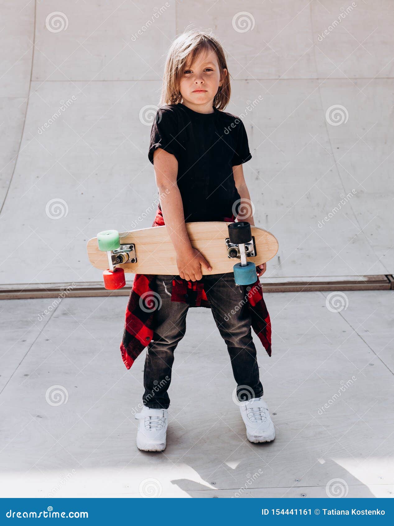 Mordrin Welvarend piramide The Boy Dressed in the Casual Clothes with Skateboard in His Hand Stands in  a Skate Park Next To the Slide at the Sunny Stock Image - Image of board,  sport: 154441161