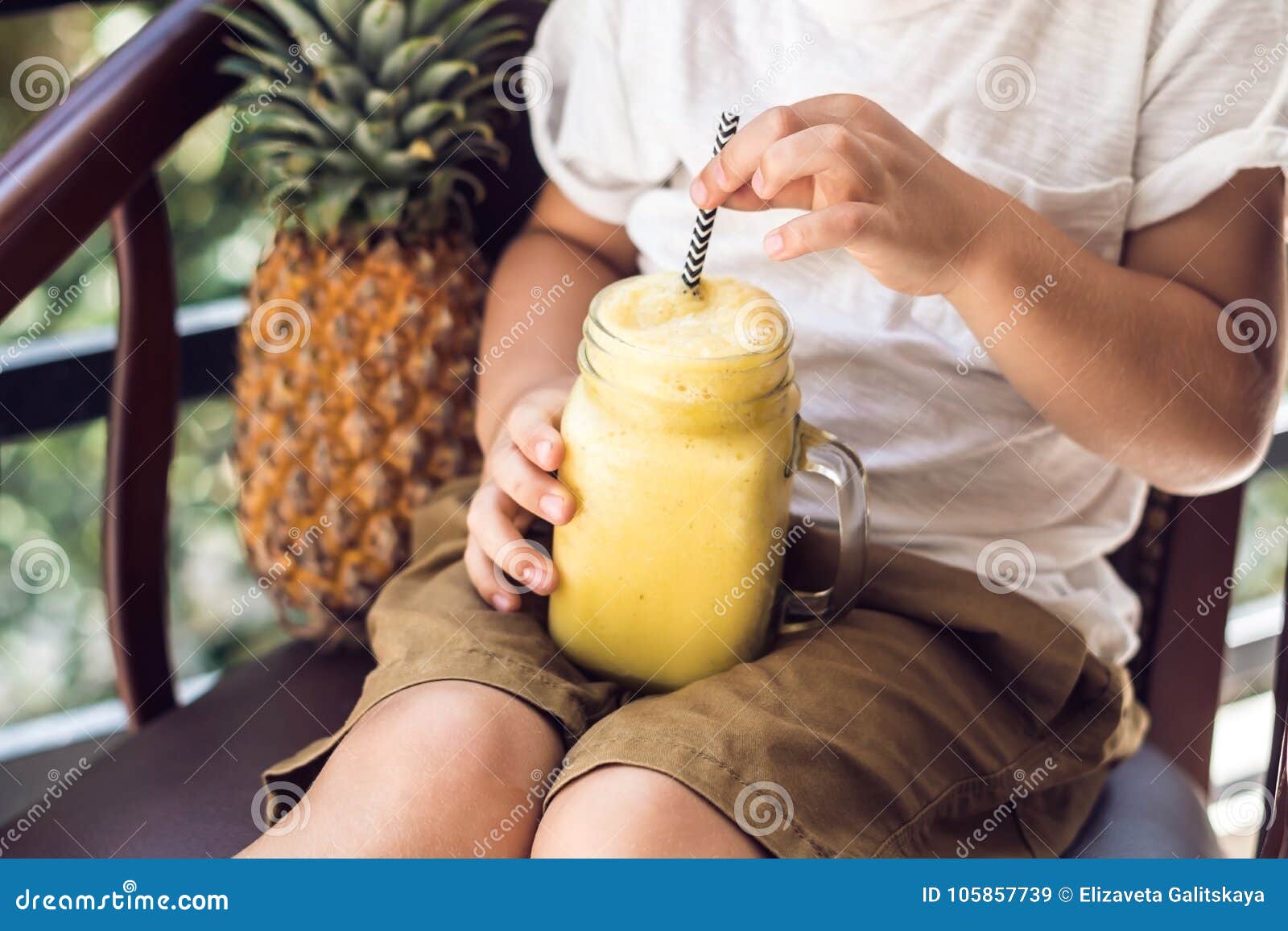 Для чего мужчины пьют ананасовый. Пацаны и ананасовый сок. Ананасовый сок в руке фото. Смузи на веранде с девушками фото. Мужчина пьет ананасовый сок.