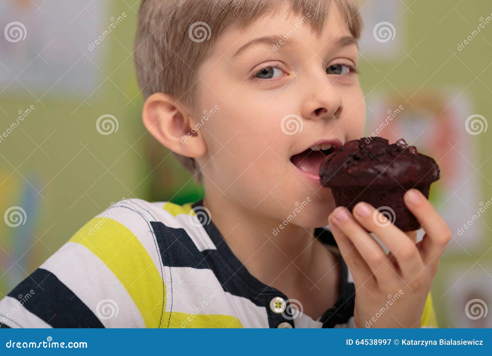 Девочки съедают мальчиков. Eat Muffins. Ono eat the boy.