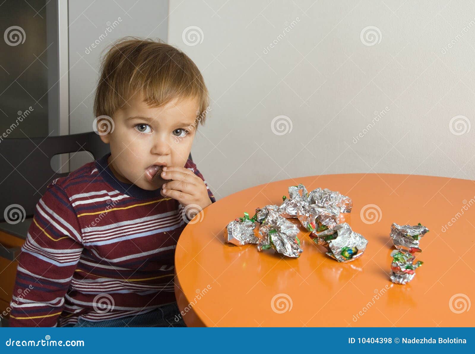 У вити есть конфеты 6. Мальчик с конфетами. Конфеты детям. Мальчик ест конфеты. Дети едят конфеты.