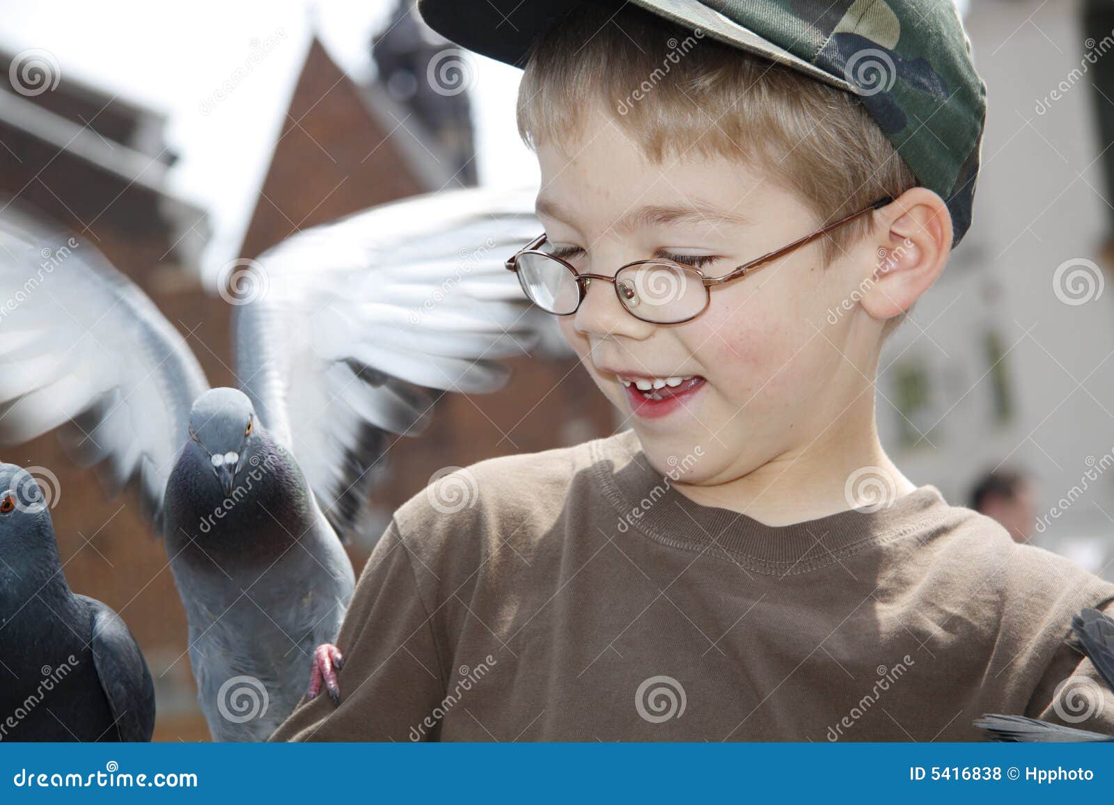 Мальчик и птица сколько. Мальчик и птичка. Фото мальчика и птицы. Мальчик с птичкой на голове. Моменты из мальчик птица.