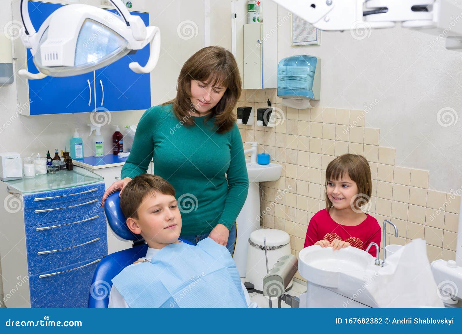 a boy with his family at the dentistÃ¢â¬â¢s in the clinic